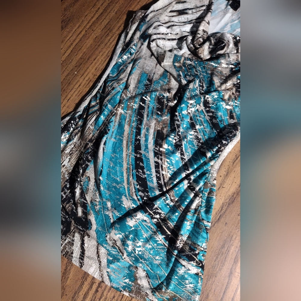 Sleeveless Cowl Necked Blouse W/Metallic Abstract Pattern - Picture 5 of 9